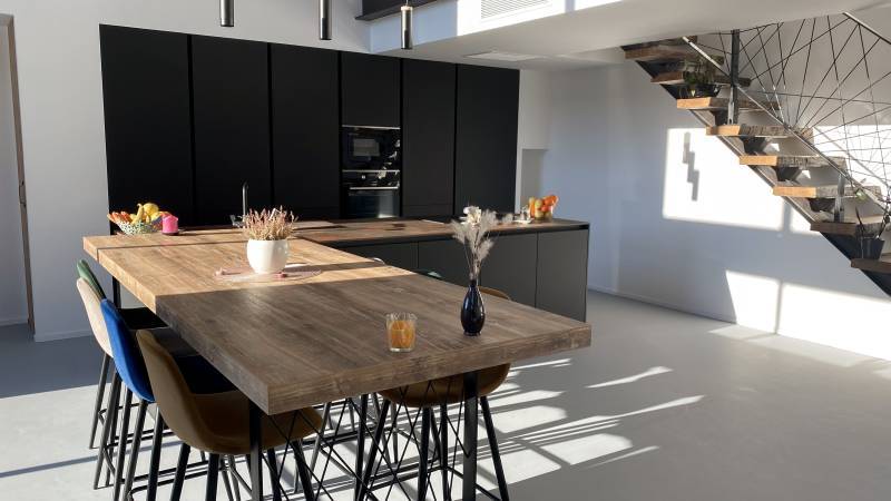 Des cuisines équipées modernes conçues et installées par Showroom443