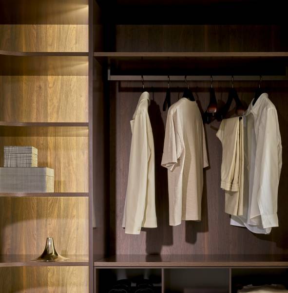 Dressing sur mesure pour une suite parentale design haut de gamme chez Showroom443 à Nîmes